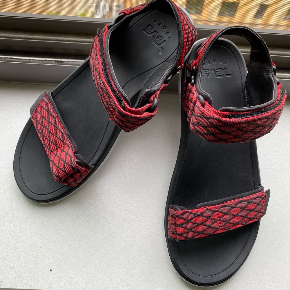 Teva sandals red and black Sz. 10